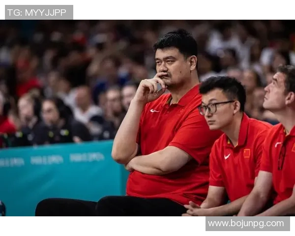 姚明赛场观球热情不减回忆往昔篮球岁月与球迷共鸣 姚明赛场观球热情不减回忆往昔篮球岁月与球迷共鸣